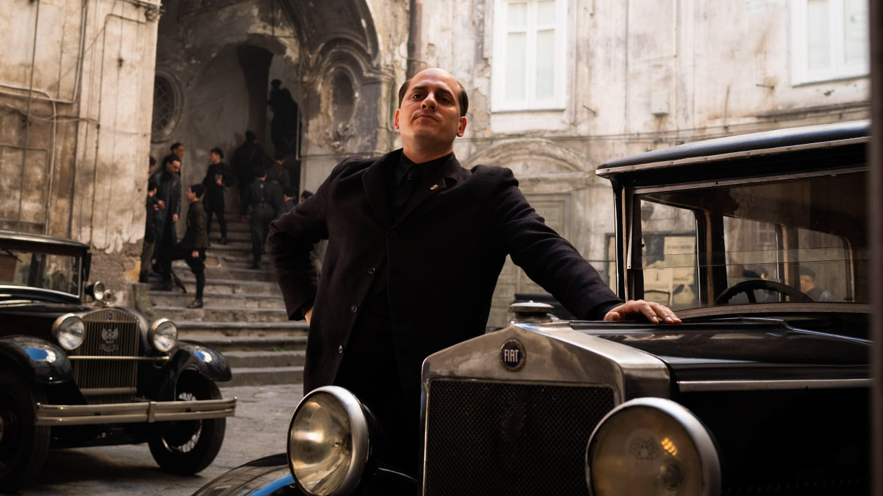 Воспитанный в семье антифашистов Лука Маринелли изначально сомневался в своей способности играть дуче и даже стыдился говорить своей бабушке об этой роли. Когда она спросила, почему он согласился, актер сказал, что хотел таким образом «разделить часть ответственности»