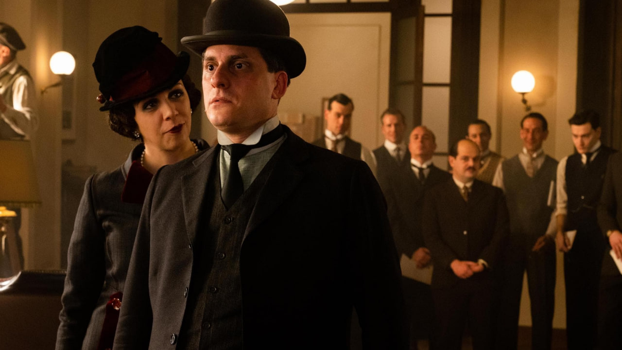 Джо Райт сначала хотел снять сериал на английском, но затем передумал и выбрал родной язык Муссолини, чтобы актеры играли более непосредственно