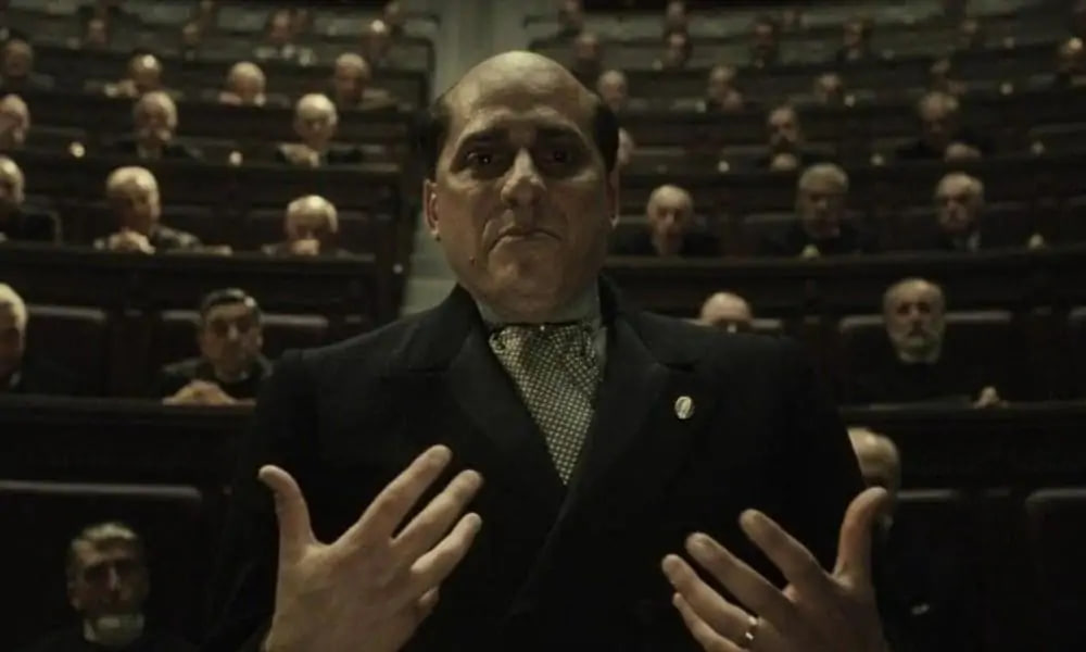 Чтобы взбодрить уставших актеров, режиссёр громко включал техно — например, в сцене в Термах Каракаллы, где было задействовано 400 человек массовки