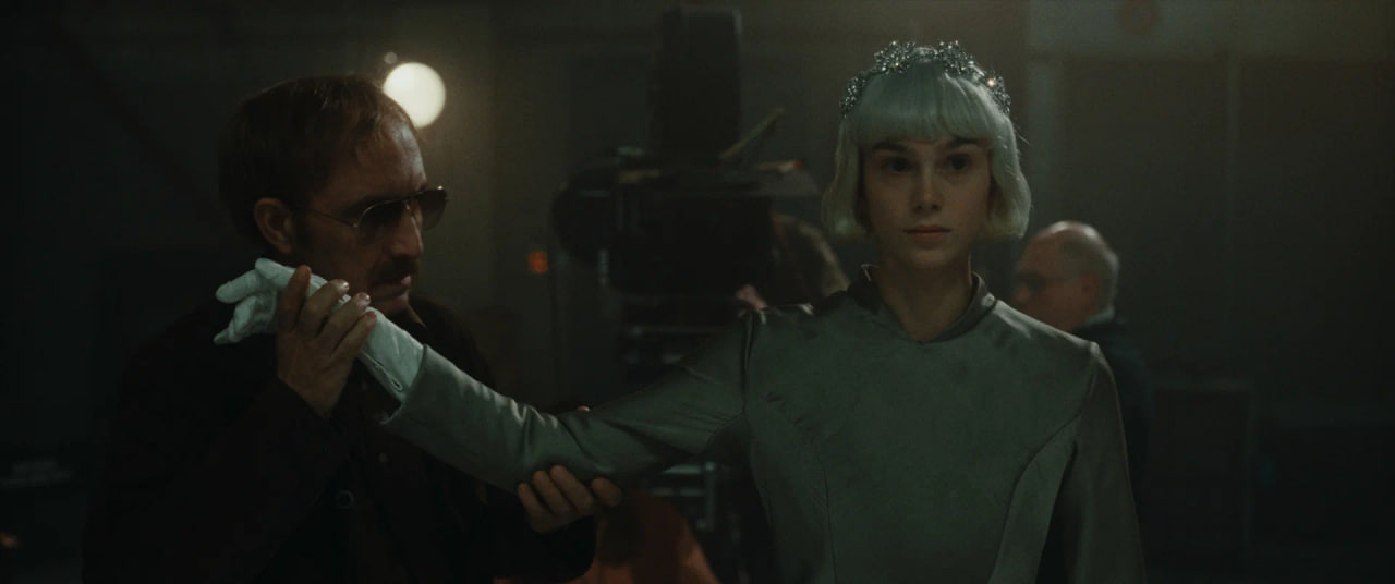 Гаспар Ноэ впервые появляется в фильме жены, а она до этого продюсировала несколько его картин и была соавтором сценария «Входа в пустоту». Главный режиссёр трансгрессивного кино согласился сняться бесплатно, но только если ему выдадут парик