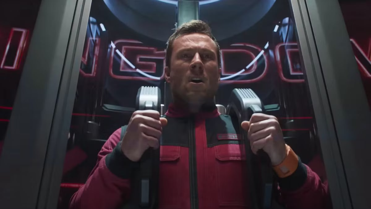 Перед началом съемок Глену Пауэллу позвонил Том Круз и дал ему много советов касательно экшен-сцен. Разговор длился 2,5 часа. В частности, Круз посоветовал ему снять себя, когда бежит, потому что во время бега «ты обычно выглядишь не так круто, как думаешь». Пауэлл проверил и был вынужден согласиться