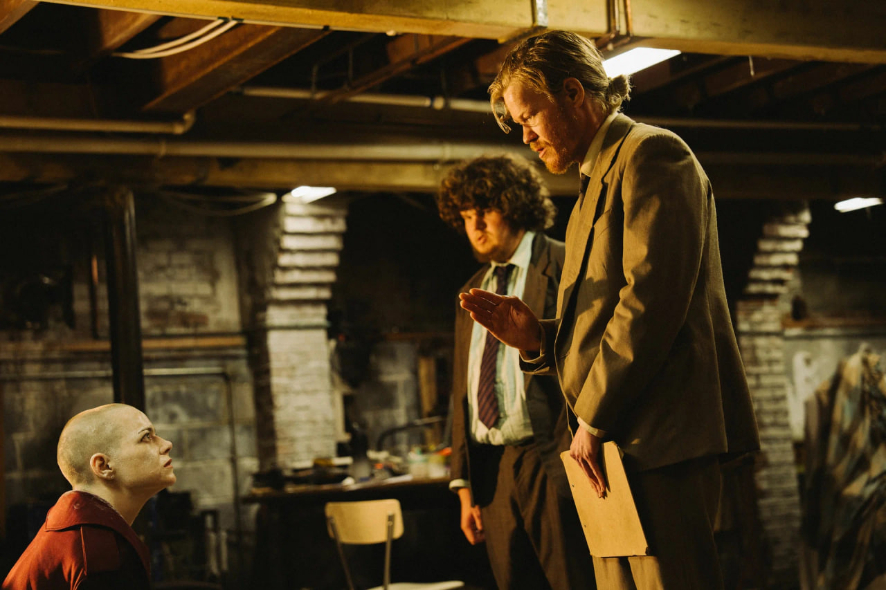 В фильме звучат всего три песни, и две из них могут служить темами главных героев: «Good Luck, Babe!» Чаппелл Рон для Эммы Стоун и «Basket Case» Green Day для Джесси Племонса