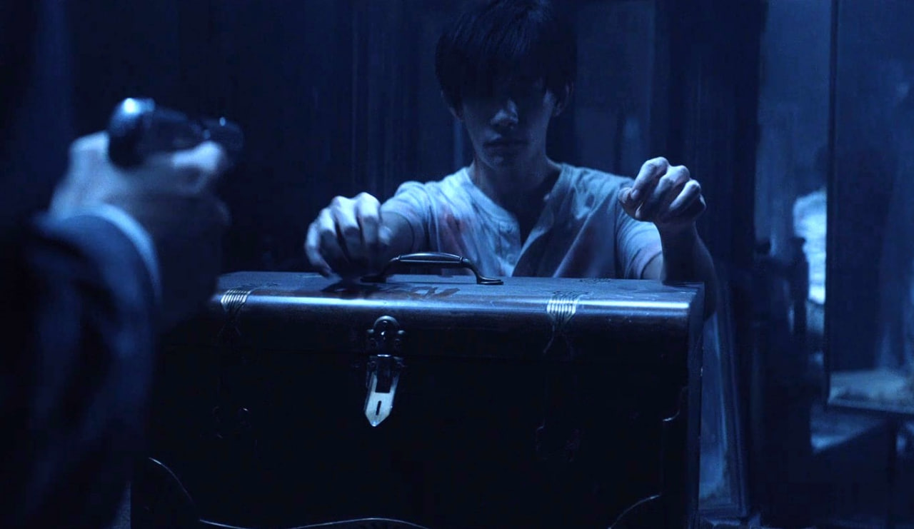 Сцену для съёмки одним кадром в последней новелле фильма Би Гань и актёр Джексон И репетировали в течение двух недель и сняли за три дубля. Её не было в изначальном сценарии