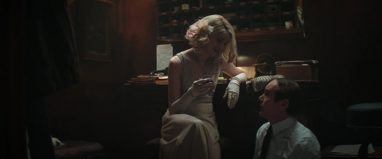 Итан Хоук согласился частично побрить голову, чтобы получилось похоже на прическу Харта