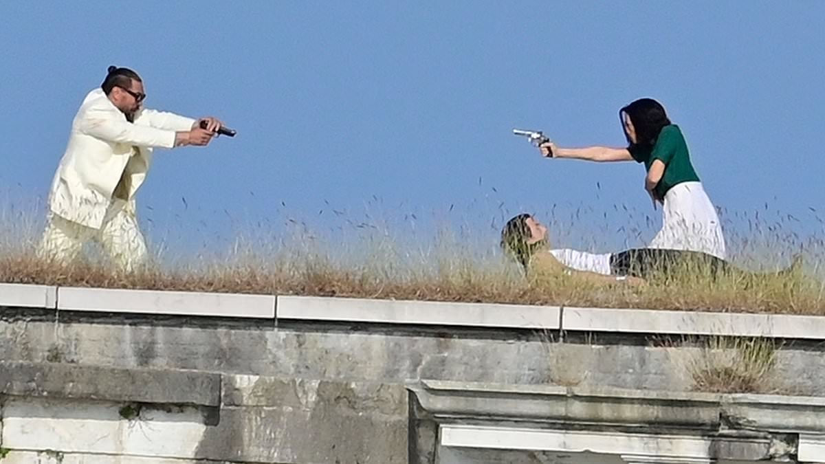 Изначально на главную роль в картине планировался Джонни Депп, игравший у Шнабеля в «Пока не наступит ночь»