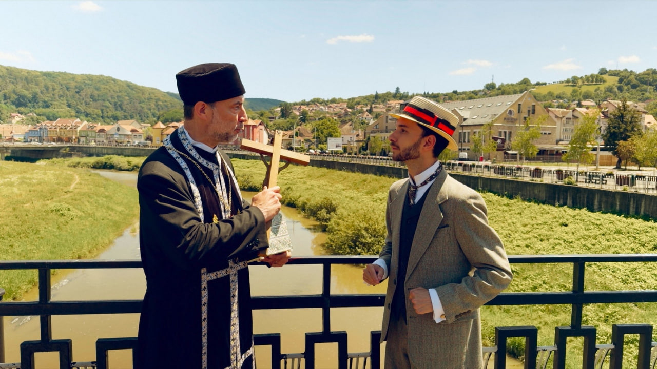 «Континенталь ‘25» и «Дракула» были сняты подряд друг за другом, поэтому Шербан Павлу, сыгравший священника в одном фильме, снялся в той же роли во втором