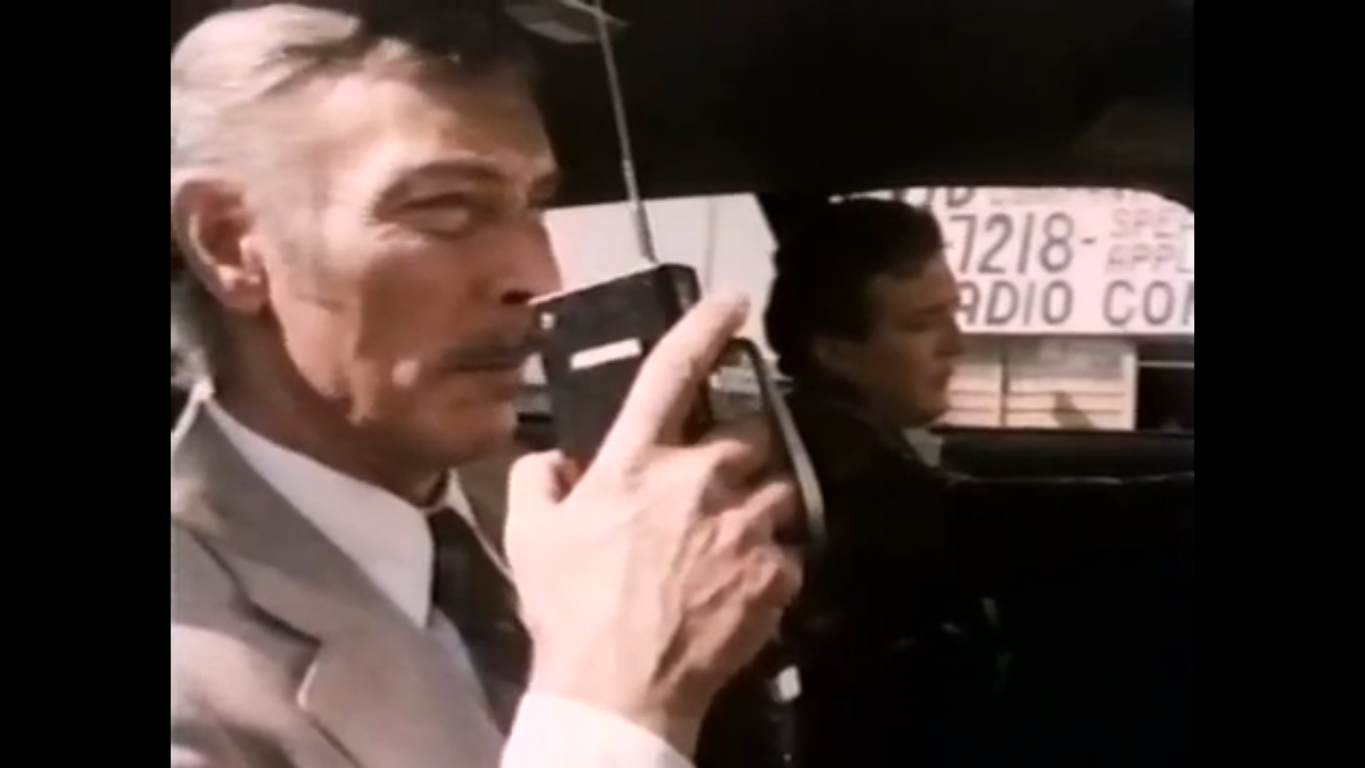 Айк Скэнлон ведёт наблюдение («Негде спрятаться», 1977)