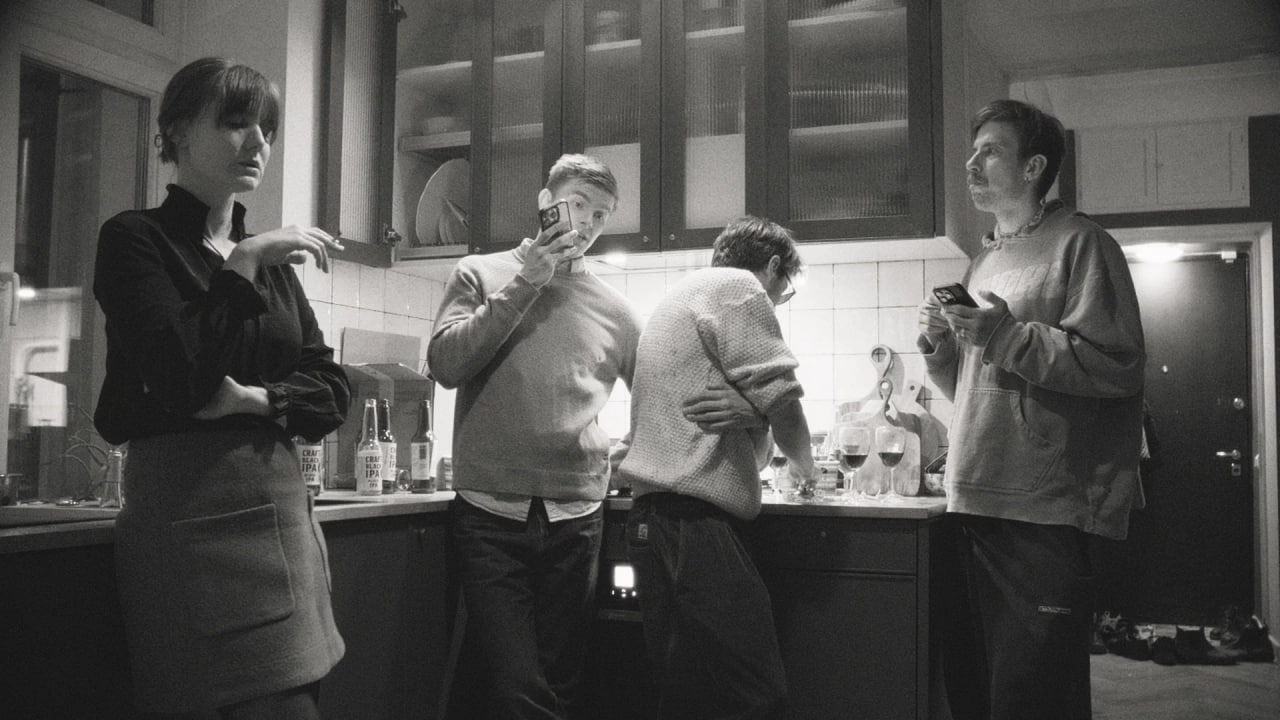 «Картины дружеских связей» — название романа XIX века Александры Зражевской о жизни двух петербургских семей. В отличие от фильма, все главные героини книги — женщины