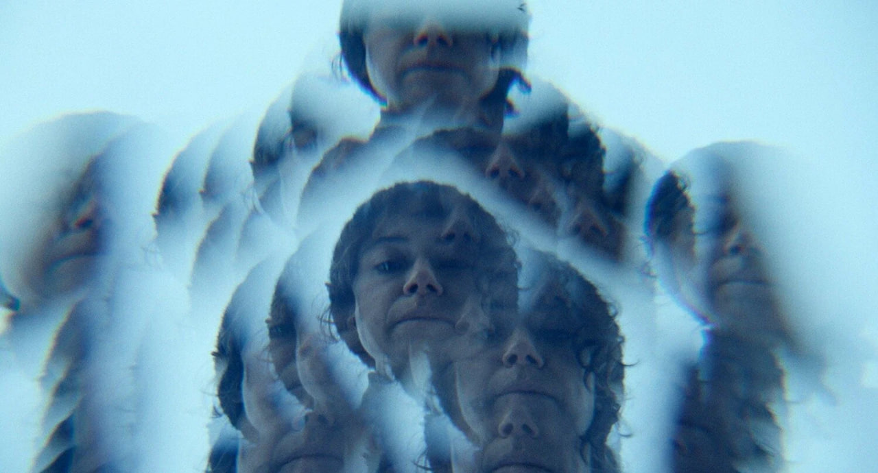 Осгуд Перкинс вдохновлялся фильмами «Сияние» и «Женщина не в себе», чтобы делать акцент на эмоциональной нестабильности пары