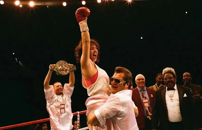 Перед финальным боем с главной героиней стукается кулаками женщина-охранник — это настоящая Кристи Солтерс