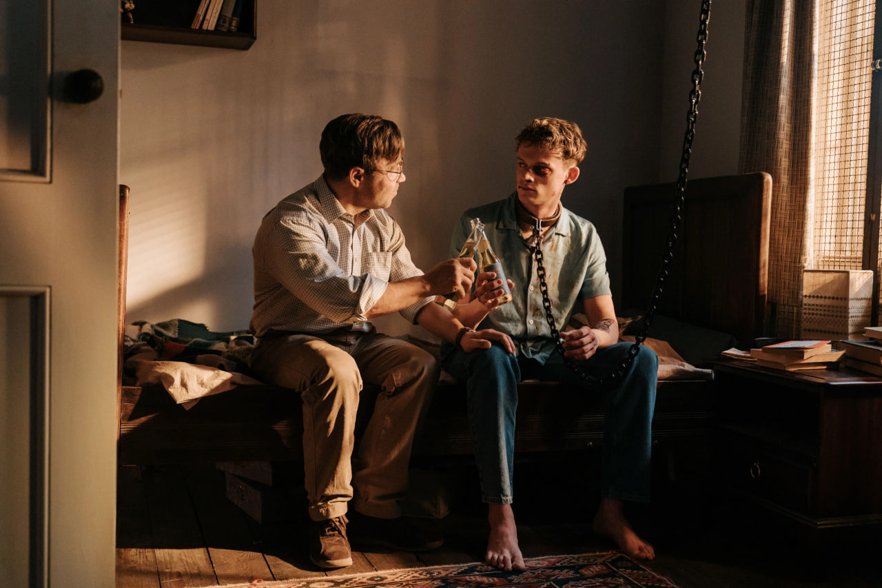 Изначально фильм назывался «Хороший мальчик», но название было решено изменить, чтобы не возникло путаницы с одноименным хоррором Бена Леонберга (про пса), снятого в том же году