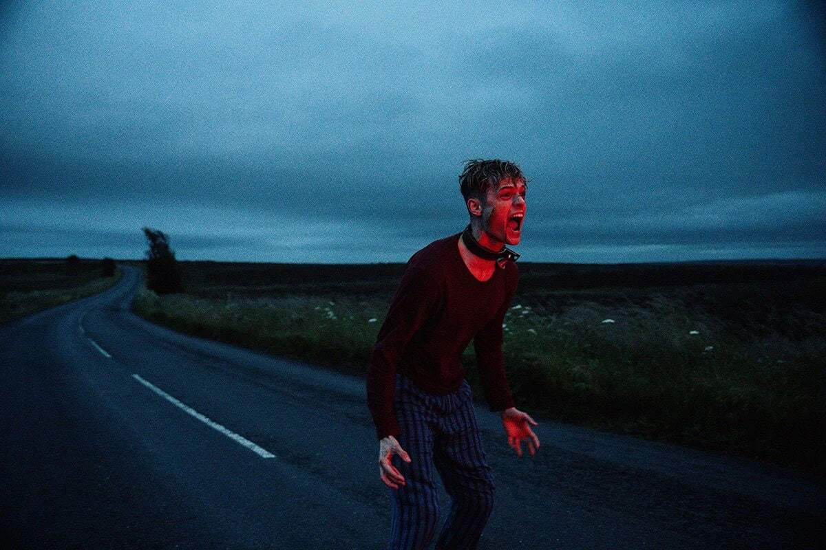 Польский киноклассик Ежи Сколимовски, выступивший здесь продюсером, предложил проект Комасе, когда тот занимался промоушеном фильма «Тело Христово». Действие картины происходило в Варшаве, но было решено перенести события в Великобританию, чтобы привлечь более широкую аудиторию