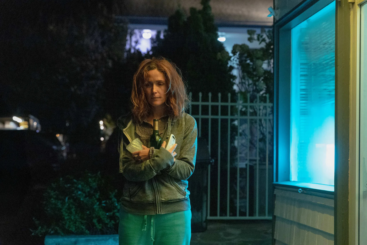 Муж Мэри Бронштейн Рональд работал сценаристом и монтажером фильмов братьев Сэфди — в том числе «Неогранённых алмазов», с которыми можно сравнить «Я бы тебя пнула» из-за нервной энергетики