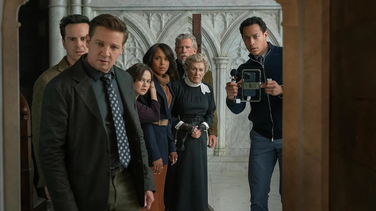 Первый фильм Джереми Реннера после несчастного случая со снегоуборочной машиной в 2023, который едва не закончился для актёра смертельно