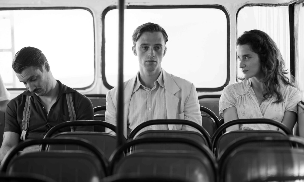 Франсуа Озон изначально работал над проектом из трёх историй, в одной из которых Бенжамен Вуазен должен был играть разочаровавшегося в жизни человека. Проект заглох, но затем он перечитал «Постороннего» и понял, что надо его экранизировать именно с Вуазеном