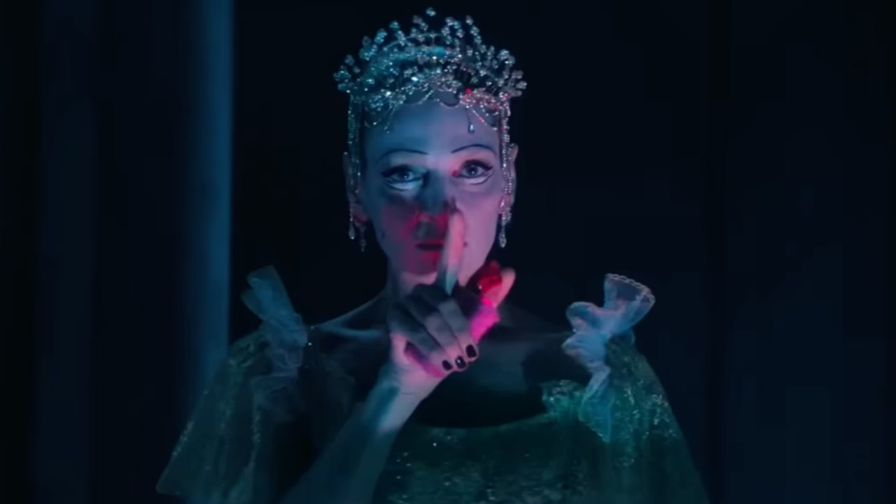 Изначально «Смертельно прекрасна» должна была называться «Балерина Овердрайв»