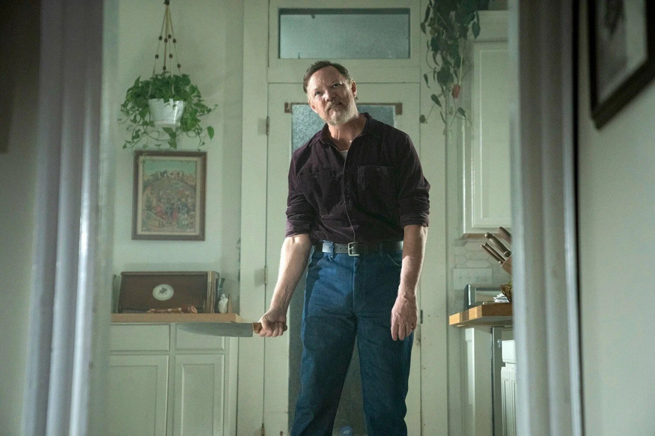 Погибший в конце первого фильма герой Мэттью Лилларда появляется в сиквеле лишь в сценах снов, но в финале есть намек на его возвращение в третьей части