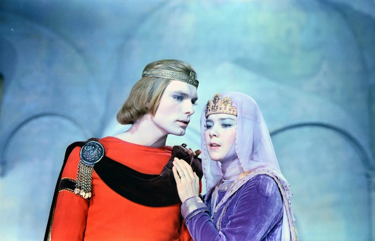 Роль царевича Гвидона у Птушко исполнил Олег Видов, в 1980-е эмигрировавший в Америку и снимавшийся там в фильмах «Красная жара», «Дикая орхидея» и «Исполнитель желаний 2»