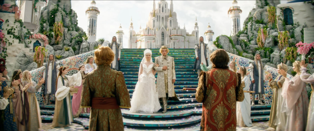 Для «Сказки о царе Салтане» Адреасяна было сшито более 500 костюмов, а в Троицком округе пострили сказочный город на площади в 6000 квадратных метров 