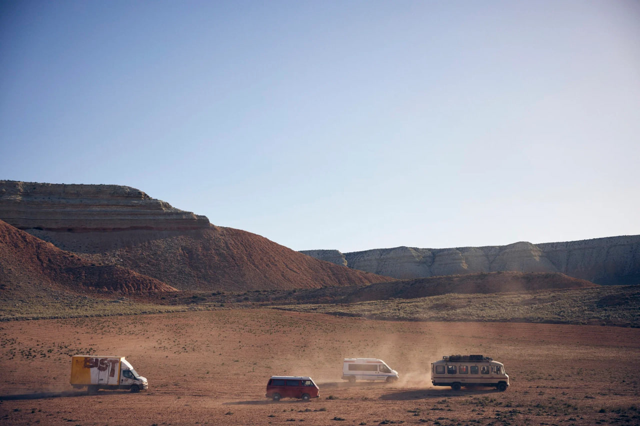 Опасная сцена проезда автобусов по горной дороге снималась в Испании с помощью хромакея (саму гору сняли отдельно в Марокко)