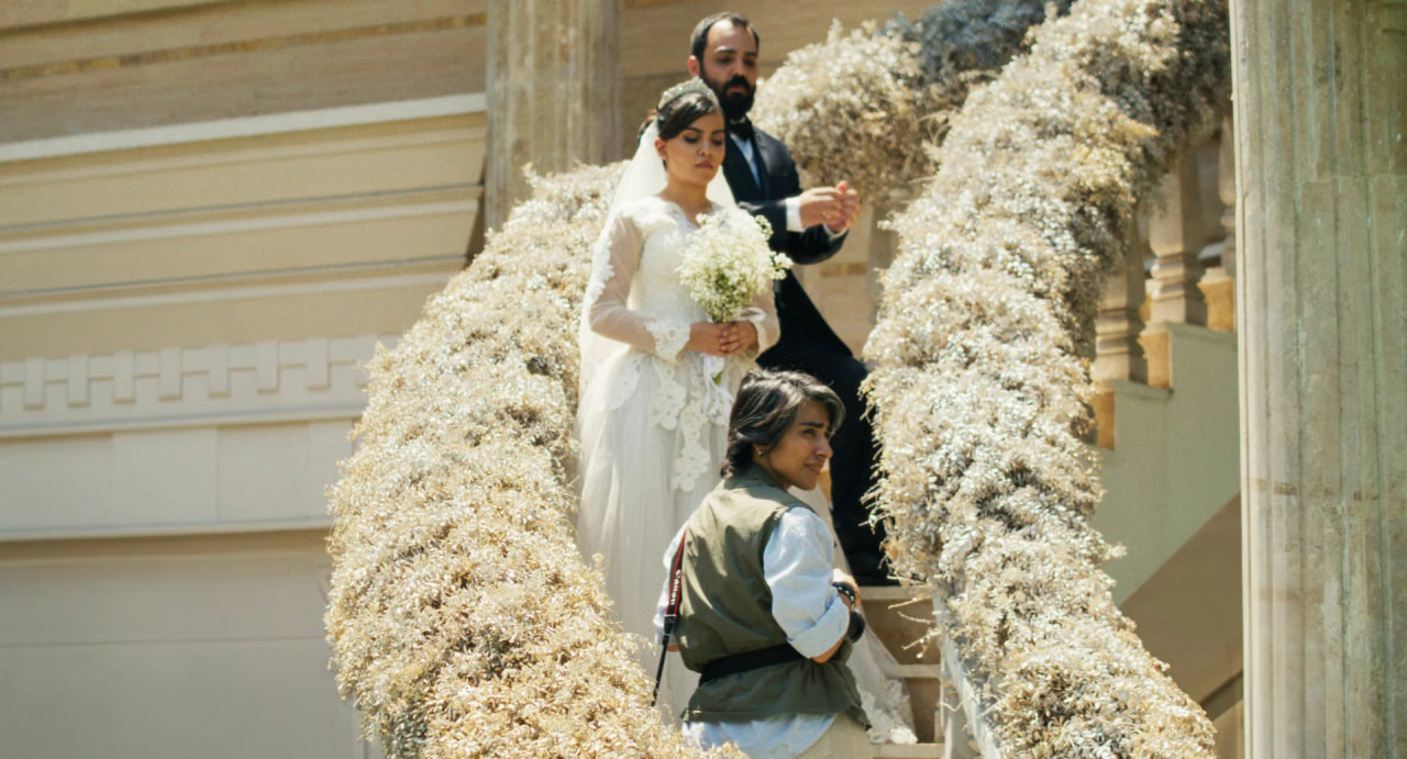 В отличие от иранских коллег-режиссеров, критикующих в своих картинах иранский режим, Панахи не стал скрывать имена большинства актеров и членов съемочной группы. Более того, некоторые из них сопровождали его на Каннский кинофестиваль 