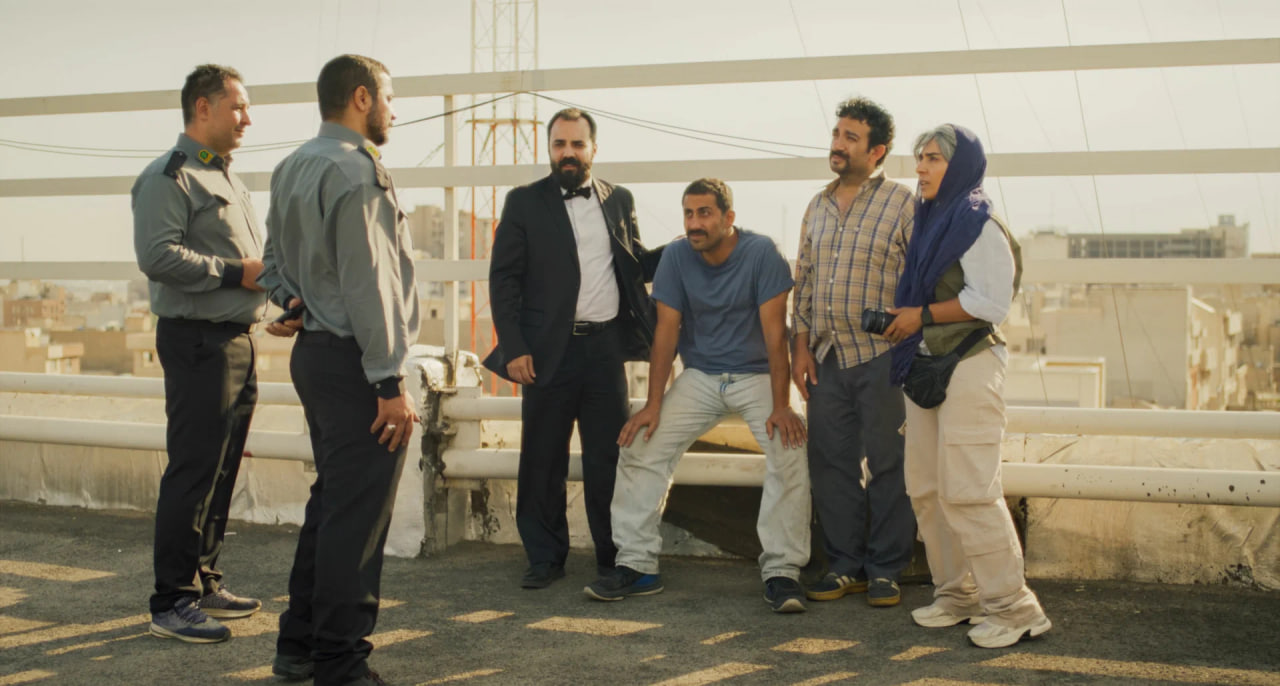  С Вахидом Мобассери (на фото второй справа) Панахи уже работал вместе на фильме «Без медведей»