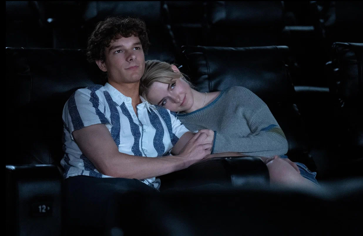 Миллер идет в Кларой в кино на «Бестолковых» с Алисией Сильверстоун, а в его комнате висит постер экранизации Стивена Кинга «Кладбища домашних животных». Клэнси Браун, играющий дедушку парня, отметился в роли злодейского шерифа в сиквеле этого хоррора