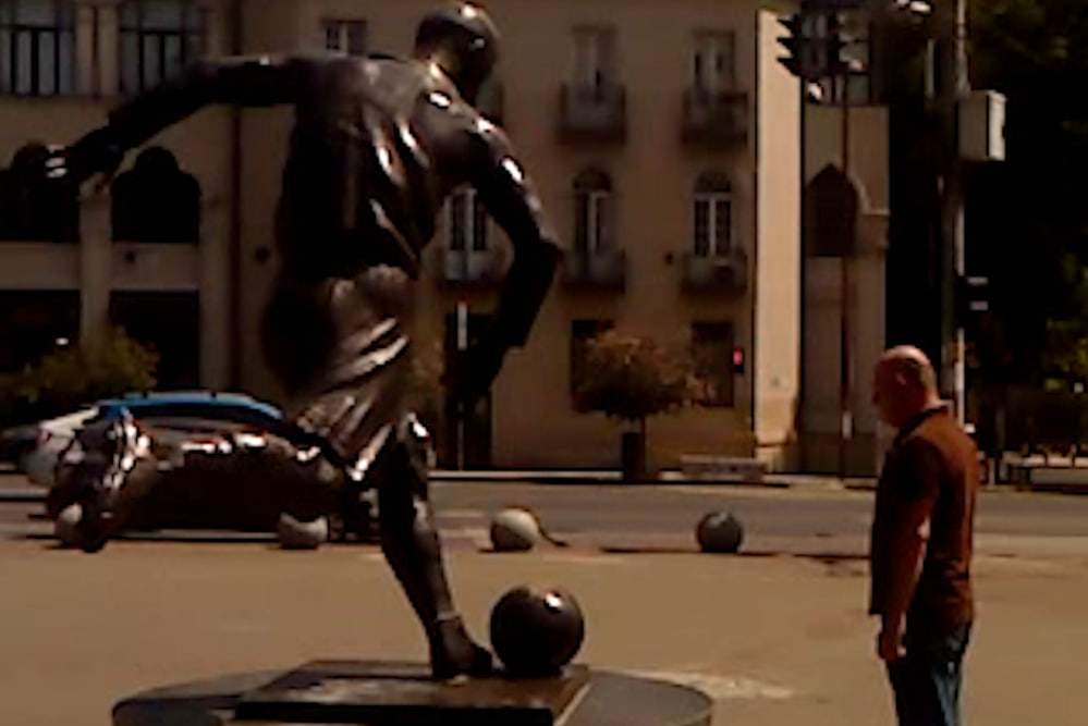 «Сухой лист» можно назвать семейным проектом: главную роль в картине сыграл отец режиссёра Давид Коберидзе, а музыку написал его брат Георгий