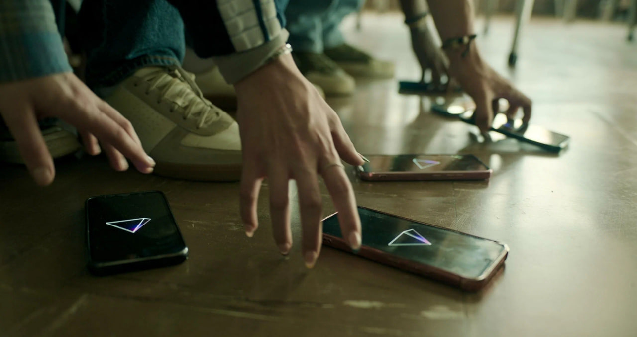 Появляющегося в финале мопса озвучил сам Гор Вербински