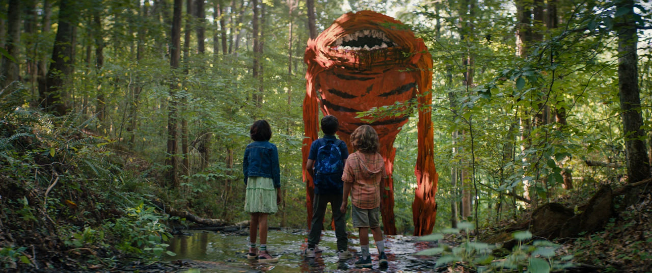 По словам режиссера, в изначальной версии фильма, предназначенной для взрослой аудитории, было множество ругательств и упоминаний имя Бога всуе, но затем она была перемонтирована