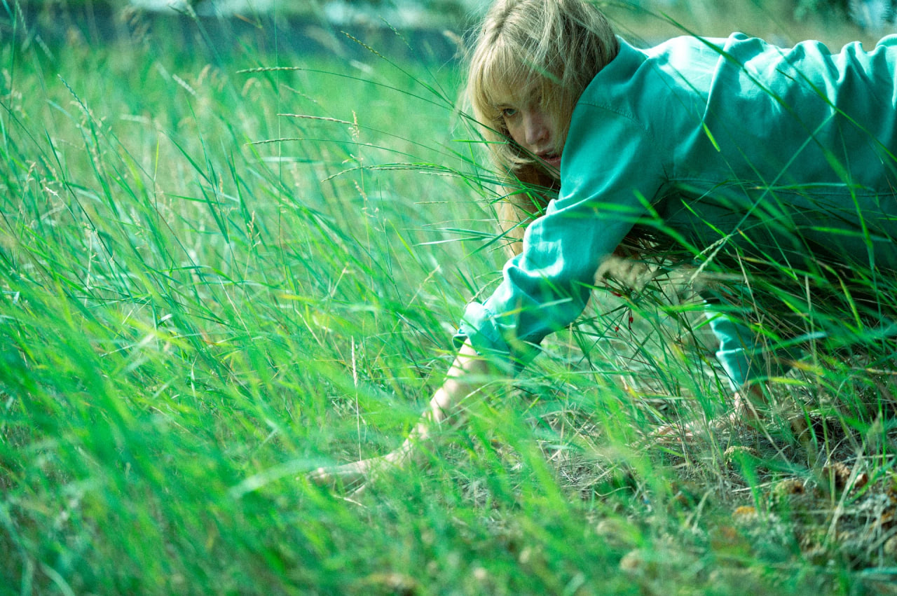 Линн Рэмси играет на кавере песни Joy Division на акустической гитаре, которую ей подарил Джон Си Райли после съемок в «Что-то не так с Кевином»