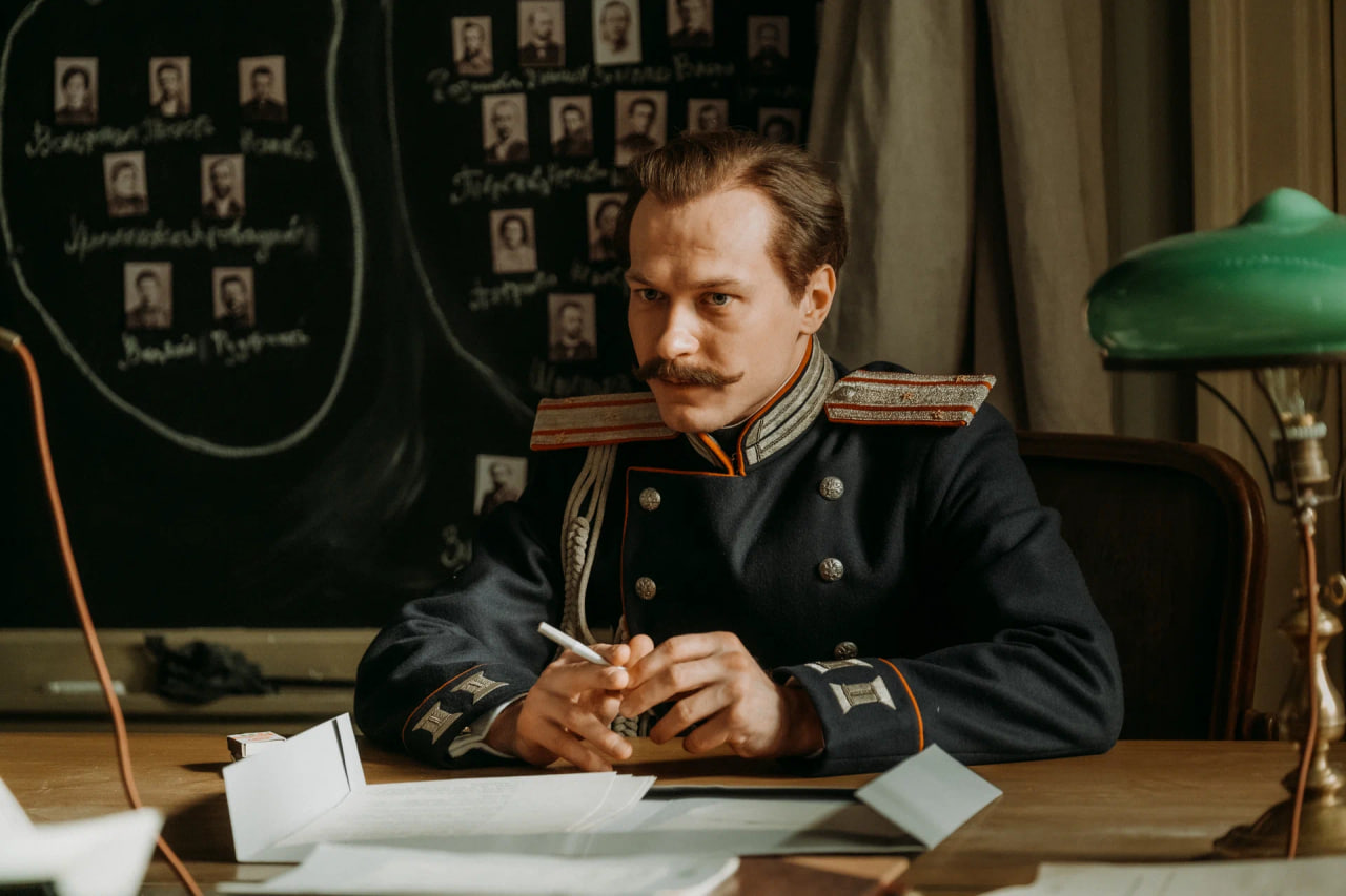 Реального прототипа у героя Юры Борисова не было — на его создание режиссера вдохновила старая архивная фотография