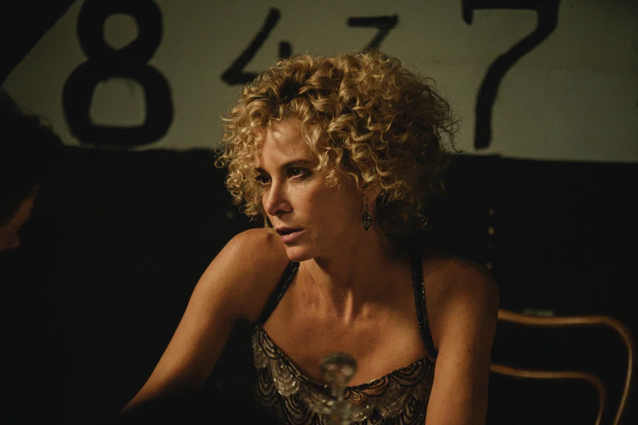 Героиня Юлии Высоцкой вобрала в себя черты нескольких исторических личностей, в том числе баронессы Будберг, которая работала на несколько разведок и встречалась с Максимом Горьким (он называл её «железной женщиной»), а потом с Гербертом Уэллсом