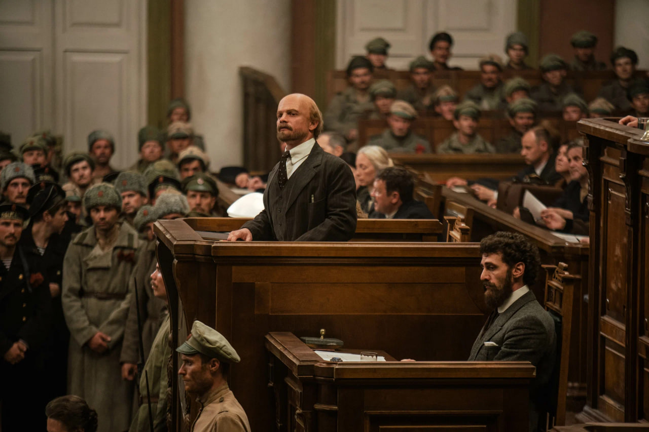 Андрей Кончаловский был поражен, насколько Евгений Ткачук попал в образ Ленина от пластики и походки до того, как он надевал пиджак