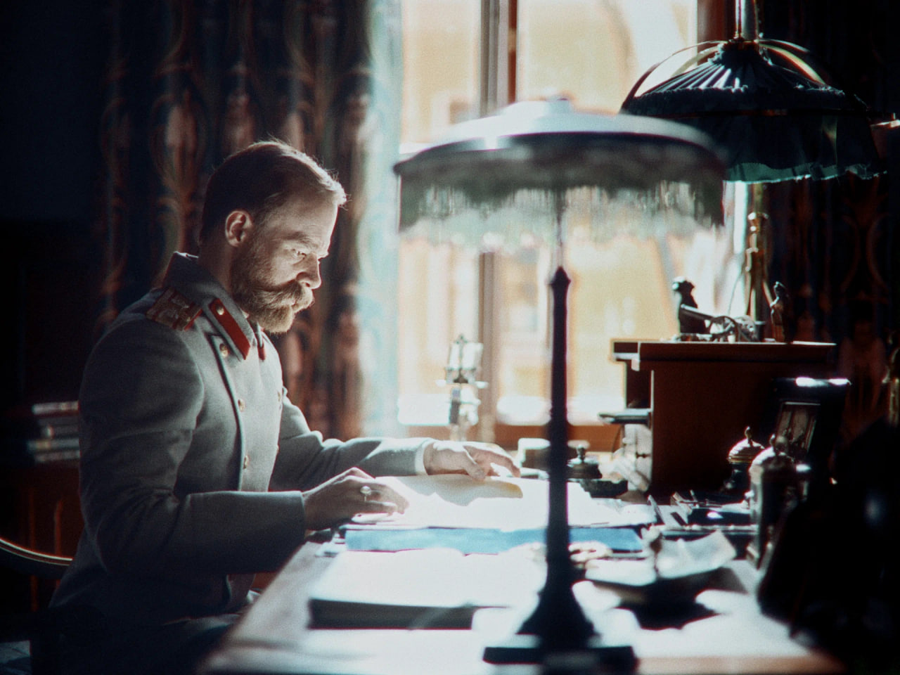 Никита Ефремов был выбран на роль Николая II в том числе из-за поразительного внешнего сходства с императором