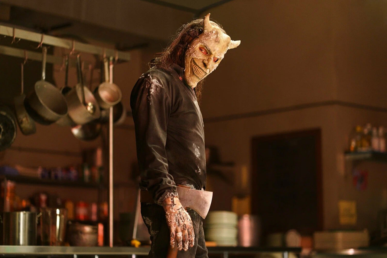 Как недавно признался сам режиссер Дерриксон, идея сиквела возникла у него из одной фразы, брошенной Джо Хиллом: «А что если убитый маньяк позвонит парню из ада?»