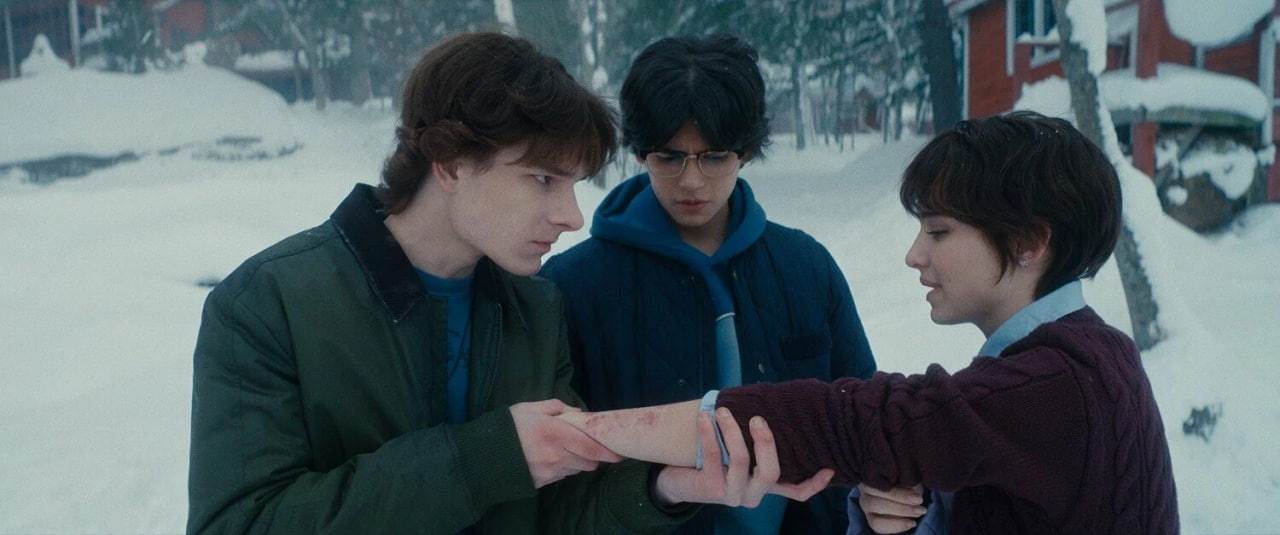 Юный актер Мигель Мора (по центру) играл в первой части Робина Ареллано, убитого маньяком, а в сиквеле — его младшего брата