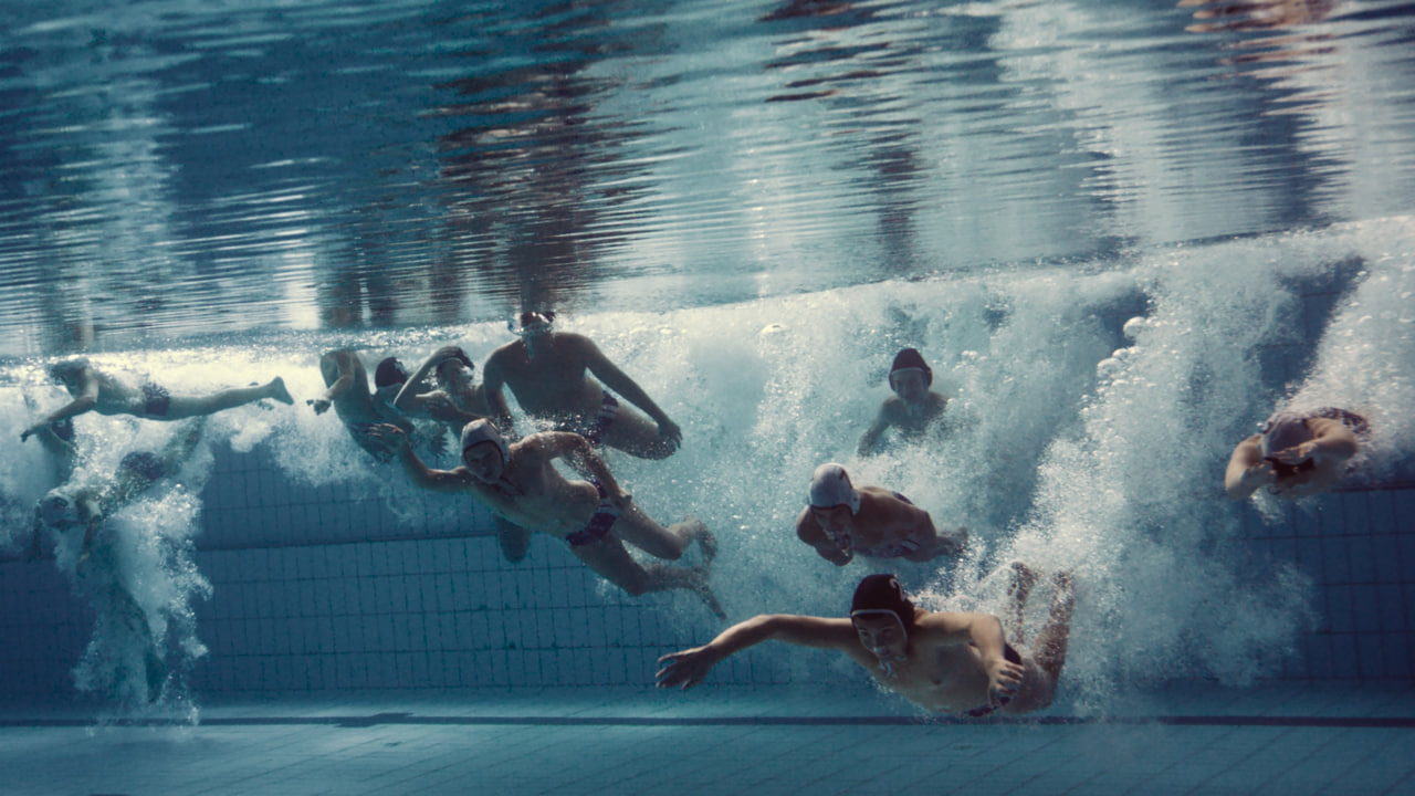 Фильм был снят в столице Румынии Бухаресте, потому что именно там режиссёр нашёл идеальный бассейн, а румынская национальная сборная по водному поло в это время принимала участие в летней Олимпиаде