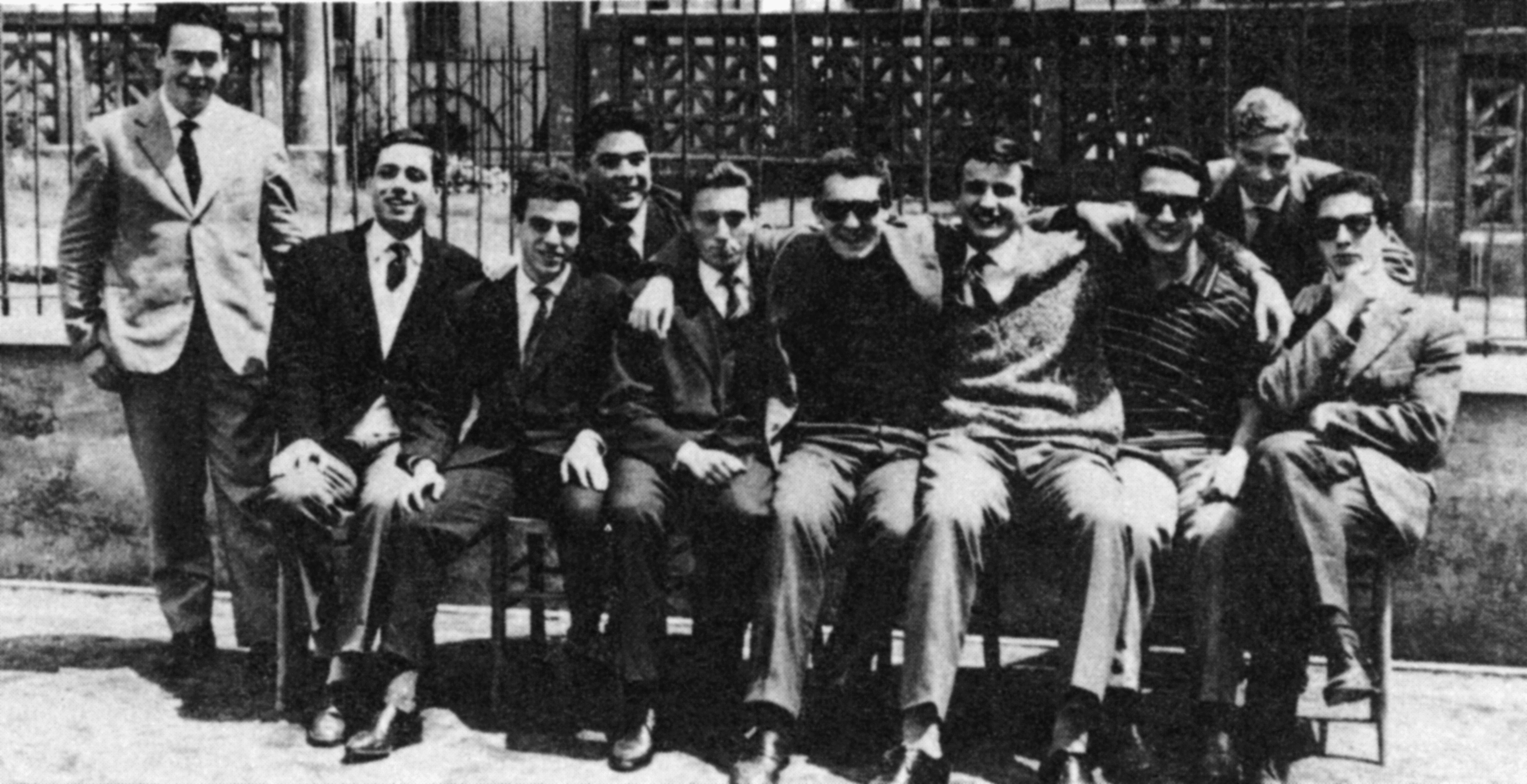 Рим, 1959 год. Ученики школы «Лицео Манара», 18-летний Бернардо Бертолуччи — в центре в солнцезащитных очках