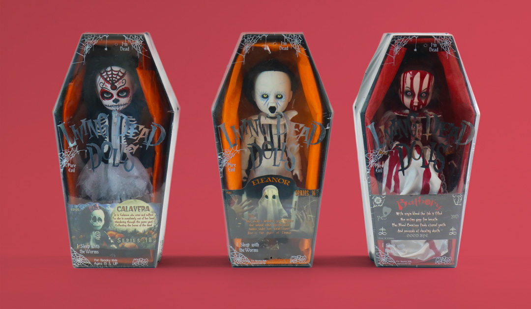 Серия 25-сантиметров мрачных кукол Living Dead Dolls, упакованных в коробки в форме гробов с уникальными свидетельствами о смерти, включает таких культовых героев, как Сэди и Пеннивайз