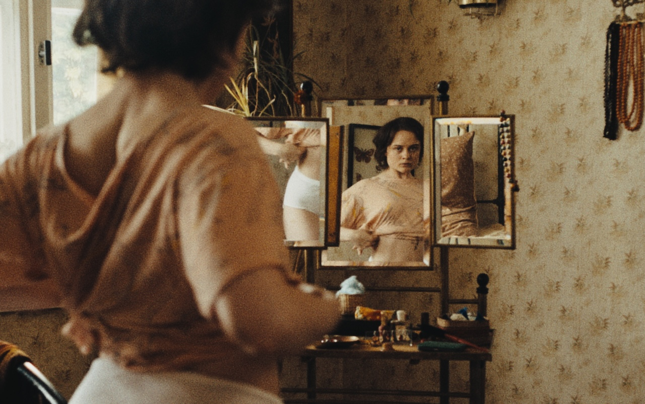 Родившаяся в Берлине, Шилински дебютировала в полнометражном кино в 2017 году с фильмом «Дочь». Но сама она утверждает, что «Звук падения» — во многих отношениях её дебют