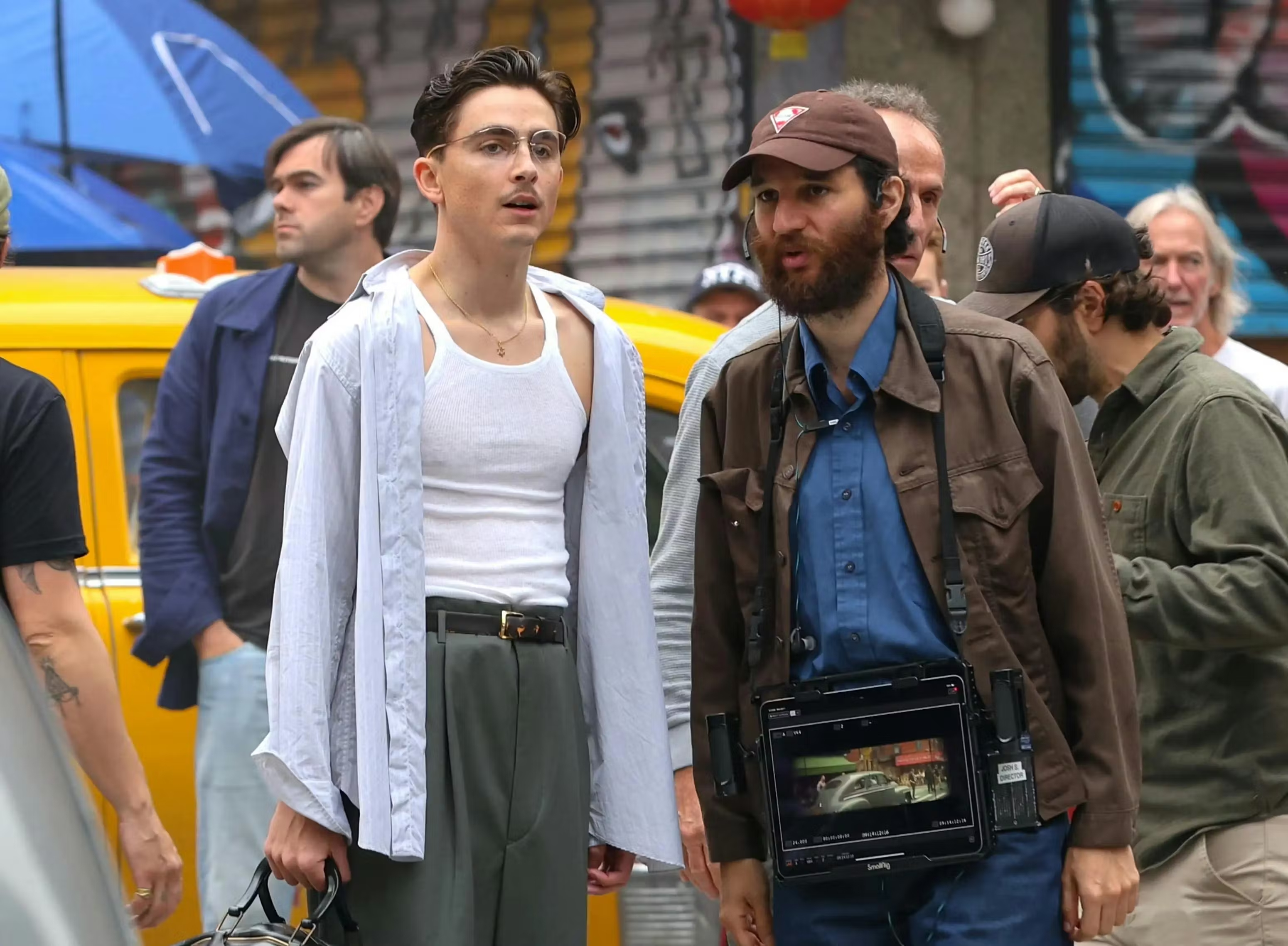 «Марти Великолепный» — первый сольный режиссерский проект Джоша Сэфди после фильма «Удовольствие быть обокраденным» (2008) и первый художественный фильм, который он написал и снял без своего брата и давнего творческого партнера Бенни Сэфди, поскольку братья прекратили свое сотрудничество после выхода фильма «Неогранённые алмазы» (2019), чтобы заняться сольной карьерой