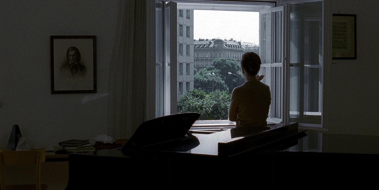 Изабель Юппер действительно играла на фортепиано в «Пианистке». Она училась игре на фортепиано в течение 12 лет. В рамках подготовки к роли учительницы фортепиано она возобновила занятия за год до начала съёмок фильма