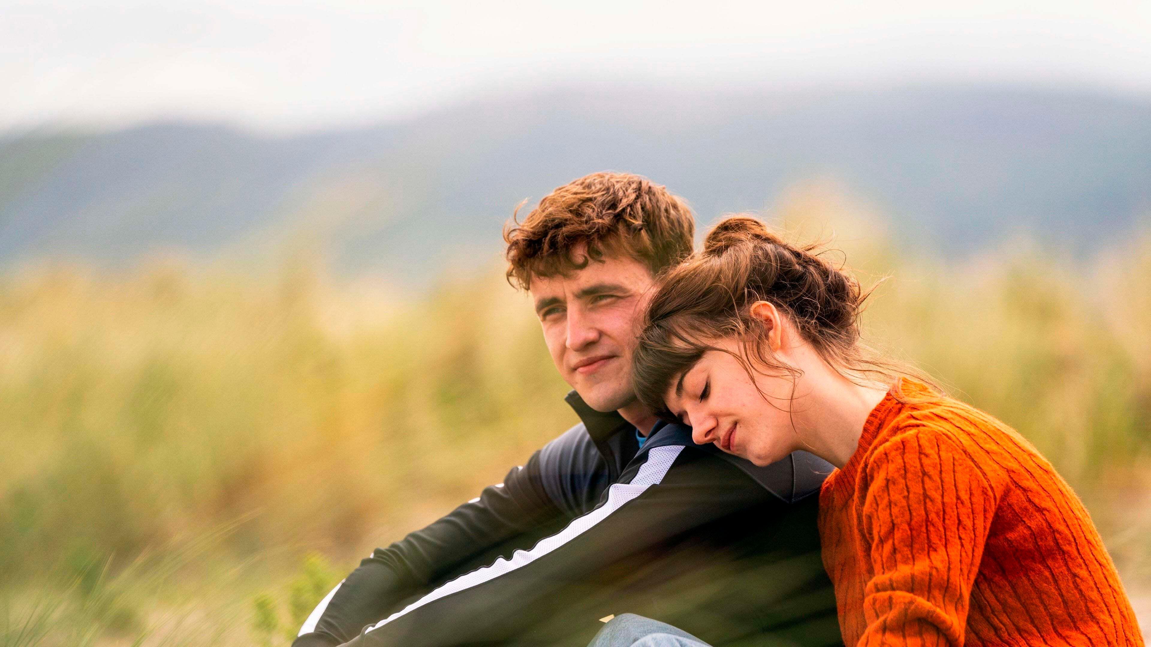 Семья актёра смотрела сериал «Нормальные люди», изобилующий откровенными сценами, и Мескал шутил, что просил свою младшую сестру «сходить прогуляться» во время просмотра определенных эпизодов