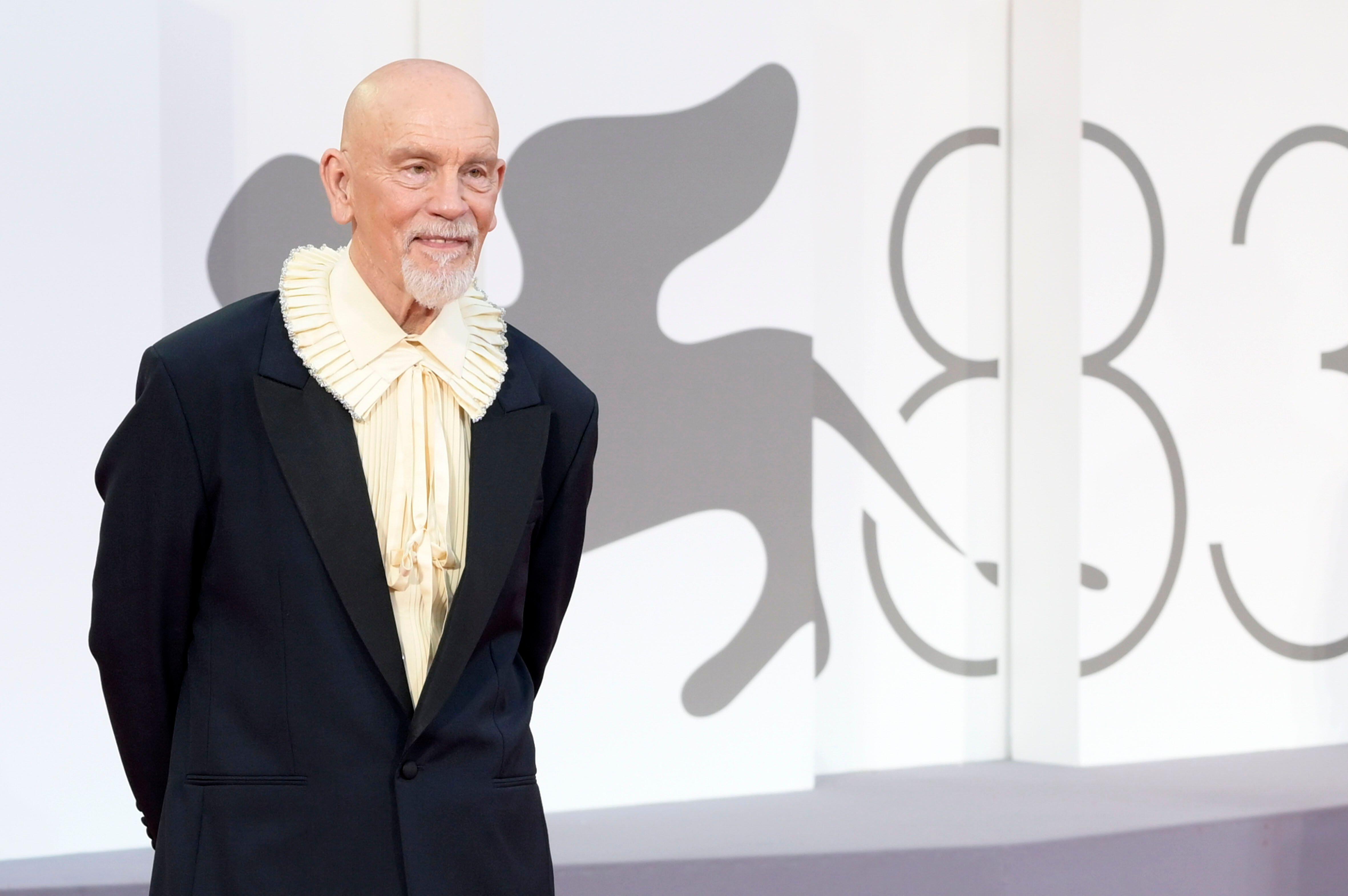 Несмотря на то что он присутствовал на премьере фильма и пресс-конференции (а его шекспировский наряд от Dior стал самым обсуждаемым на фестивале), во время церемонии награждения Малкович находился на съемках нового кинопроекта в Канаде и получил Кубок Вольпи за лучшую мужскую роль через видеосвязь
