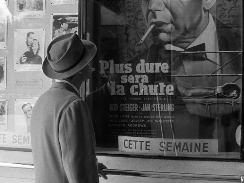 Мишель любуется афишей и рекламными плакатами последним фильмом Богарта «Тем тяжелее падение» (1956) и с восхищением шепчет: «Боги»