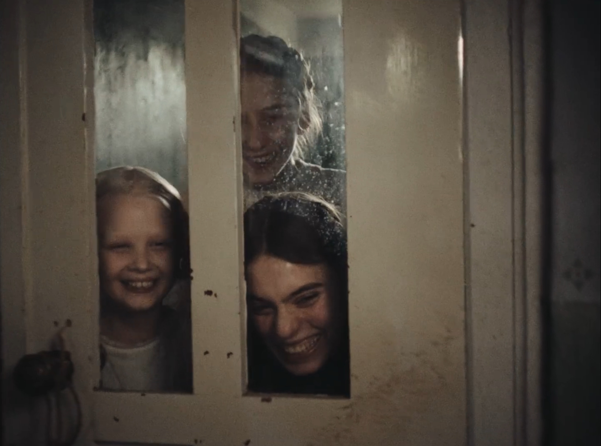 Соавторы сценария Маша Шилински и Луиза Петер были вдохновлены на написание сценария после того, как провели лето на ферме в Альтмарке. Увидев фотографию трёх женщин 1920 года, Шилински и Петер начали представлять себе, как выглядела жизнь этих женщин