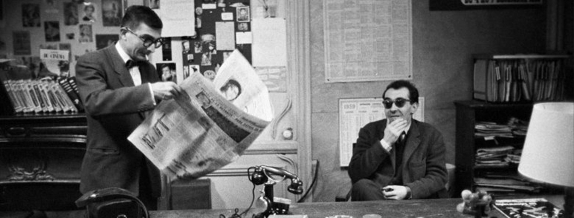 Жан-Люк Годар и Клод Шаброль в редакции журнала Cahiers du Cinéma в 1959 году. Как известно, сценарий к фильму «На последнем дыхании» был написан Франсуа Трюффо вместе с Шабролем — затем они передумали снимать его и отдали Годару