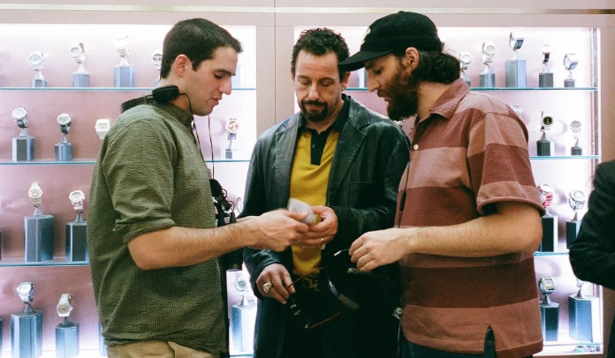 Как утверждают инсайдеры в индустрии, обладающий взрывным характером Джош умудрился поссориться на съёмках «Алмазов» не только с братом, но и со звездой фильма Адамом Сэндлером. Славящийся своей несказанной добротой Сэндлер всё же остыл и взял Джоша ставить свой комедийный спешал для Netflix