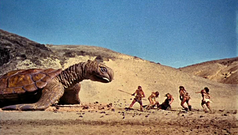 Когда племя подвергается нападению гигантской морской черепахи, Лоана называет её «Архелон», что является настоящим научным названием этого животного. Это название происходит из греческого языка и означает «король черепах»